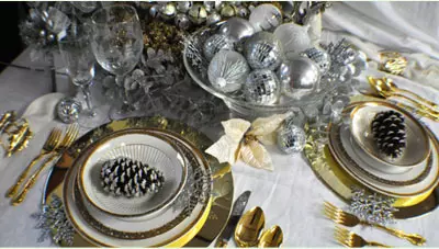 Фото: посуда для новогоднего стола с оформлением на новый год Змеи 2025