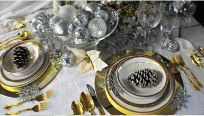 Фото: посуда для сервировки новогоднего стола с оформлением к году Змеи 2025